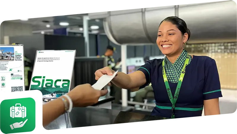 Mujer joven en counter de aeropuerto, sonriendo amablemente a  persona mientras le extiende la mano para entrar un documento